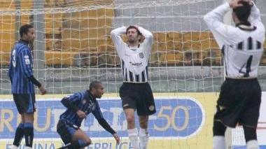 <b>MANI NEI CAPELLI.</b> Cosentino (di spalle) e Longobardi si disperano per un gol fallito
