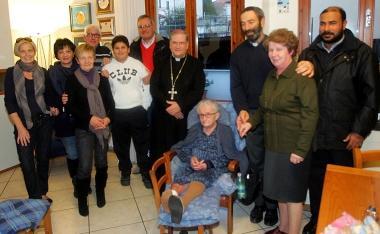 Sopra foto di gruppo in famiglia per festeggiare il 103º compleanno e a sinistra Margherita Prosperi con il vescovo Fausto Tardelli