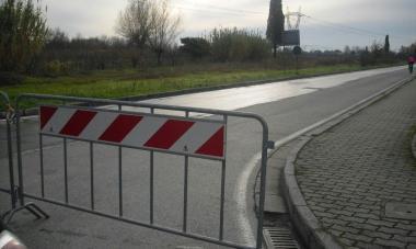 Via della Costituzione è stata chiusa da sabato pomeriggio a causa dell’acqua presente nel sottopasso