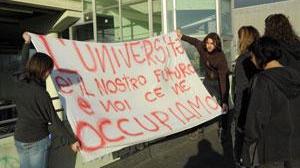 Scuole, la protesta continua I ragazzi: avanti fino a Natale