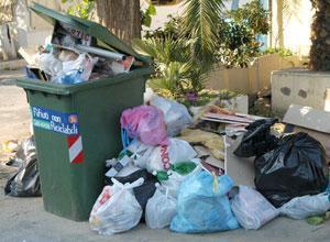 Decine di sacchi di immondizia fuori dai bidoni