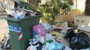 Decine di sacchi di immondizia fuori dai bidoni