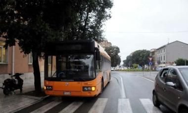Scontro fra una Seat e un autobus