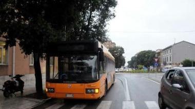 Scontro fra una Seat e un autobus