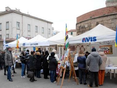 Tanti amici del volontariato in piazza