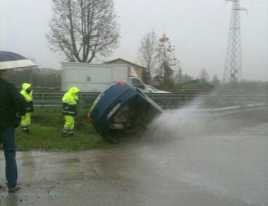 Auto contro una colonnina dell'acqua