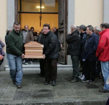 L’uscita del feretro dalla chiesa di San Nicola
