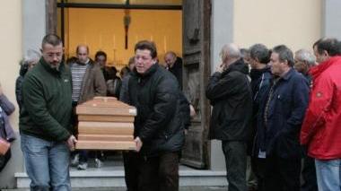 L’uscita del feretro dalla chiesa di San Nicola