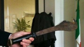 Il pennato sequestrato dalla polizia alla “Primula Rossa”