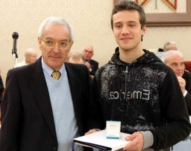 <b>NUMERI 1.</b> Il giovane Alderani e (sotto) Michele Silvestri a sinistra: il premio a Tosi e il pubblico presente alla festa 