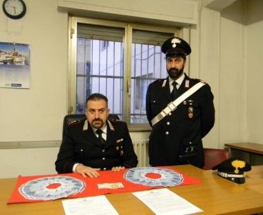 I carabinieri mostrano le banconote contraffatte sequestrate 