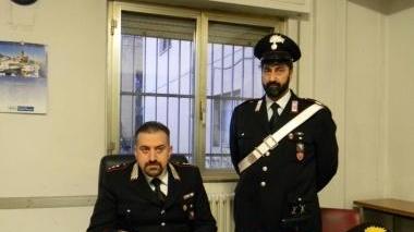 I carabinieri mostrano le banconote contraffatte sequestrate