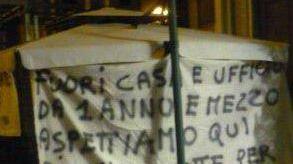 Politeama, raccolta di firme dello "sfrattato" che vive in auto