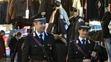 Una pattuglia di carabinieri a piedi in servizio a Portoferraio