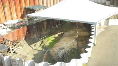 Il sito archeologico e, a destra, una nave dopo il recupero