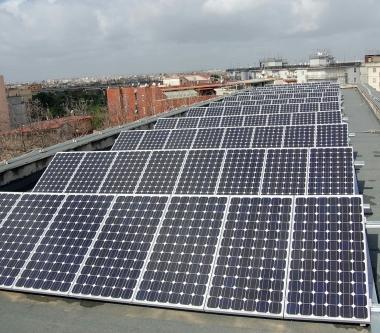 Pannelli fotovoltaici sul tetto di un edificio   
