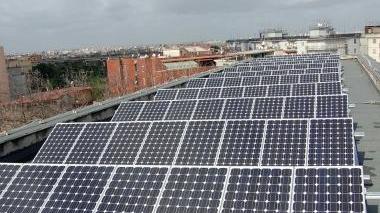 Pannelli fotovoltaici sul tetto di un edificio