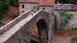 Le ex dogane vicine al ponte di Castruccio