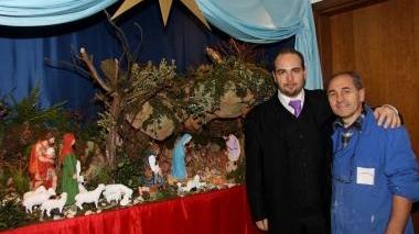 Simone Cornacchia insieme al padre Pasquale accanto ad uno dei loro bellissimi presepi