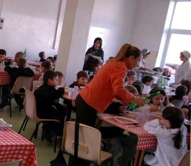 Bimbi in mensa a scuola 