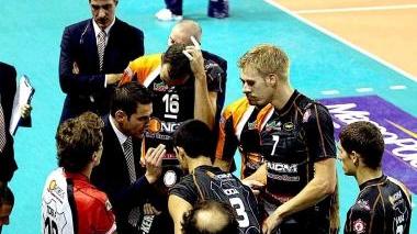 <b>TIMEOUT</b> I Lupi a “rapporto” da coach Blengini durante una partita di campionato