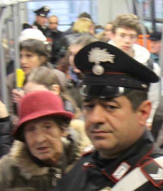 Un carabiniere in servizio ieri su un bus urbano dellAtl          