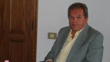 Sopra via Montalese, la strada dello shopping a sinistra il sindaco Lorenzini