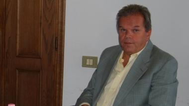 Sopra via Montalese, la strada dello shopping a sinistra il sindaco Lorenzini