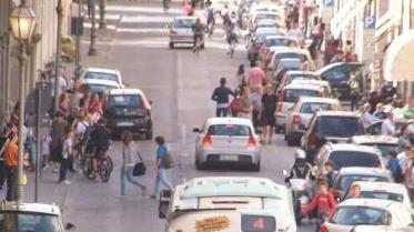 Via Elisa nella morsa del traffico