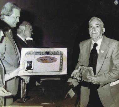&Egrave; il 1976: Elio Ficini riceve LAquila doro 