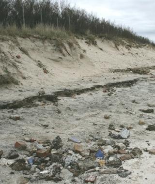 Uno dei cumuli di detriti che stanno affiorando nella zona delle Spiagge bianche A destra la lingua di sabbia che si sta riducendo sempre di più anno dopo anno