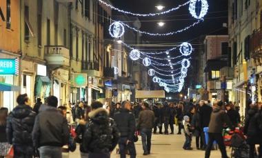 Le tradizionali luci di Natale accese in corso Italia 