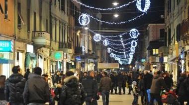 Le tradizionali luci di Natale accese in corso Italia