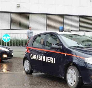 Il capitano Vincenzo Maresca illustra l’operazione. Sopra uno degli arrestati viene portato in carcere dai carabinieri