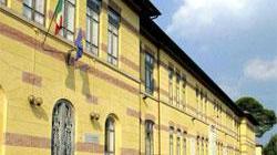 Crepa in una parete della scuola elementare protesta dei genitori