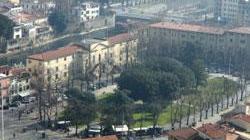 Nudo, ferito e armato di mannaia