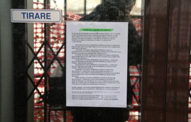 Il presidente di Asa Del Nista e sotto l’ingresso degli uffici Asa con l’avviso di chiusura