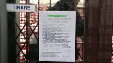 Il presidente di Asa Del Nista e sotto l’ingresso degli uffici Asa con l’avviso di chiusura