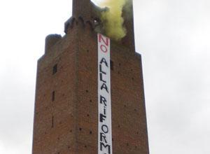 Il "no" alla riforma Gelminicampeggia sulla Rocca di San Miniato