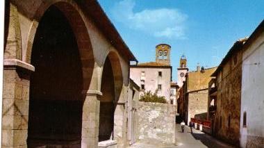 <b>POZZONI.</b> In pietra di peperino