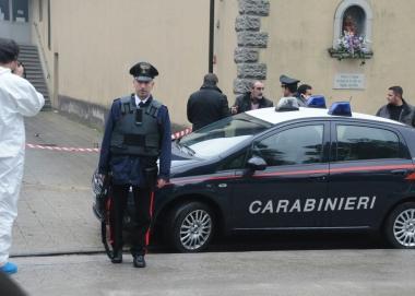 Lomicida e la vittima; a sinistra il luogo della tragedia a Bagni di Lucca  