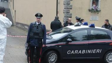 L’omicida e la vittima; a sinistra il luogo della tragedia a Bagni di Lucca