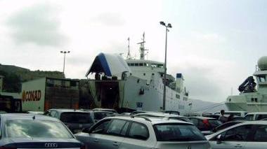 Auto in attesa di imbarco a Portoferraio