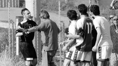 <b>AGGREDITO.</b> Durante una gara di terza categoria (foto archivio)