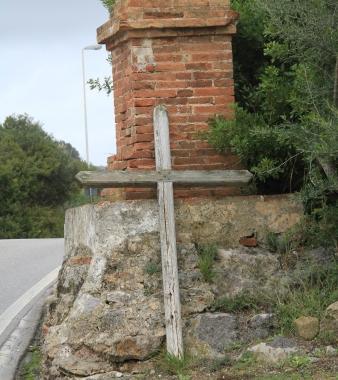 <b>CADUTA.</b> La croce allingresso del paese 