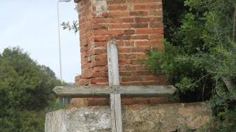 <b>CADUTA.</b> La croce all’ingresso del paese