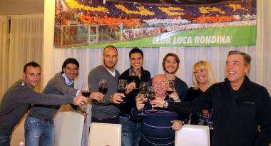 <b>AL CLUB.</b> I giocatori amaranto Luci, Iori, De Lucia, Perticone e Surraco insieme ai genitori di Luca Rondina e a Massimo Domenici   