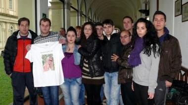 Gli amici di Vanessa fuori dell’aula del processo