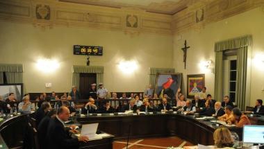 Consigli comunali a tappe forzate