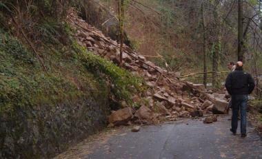 La frana che ha isolato Lupinaia    
